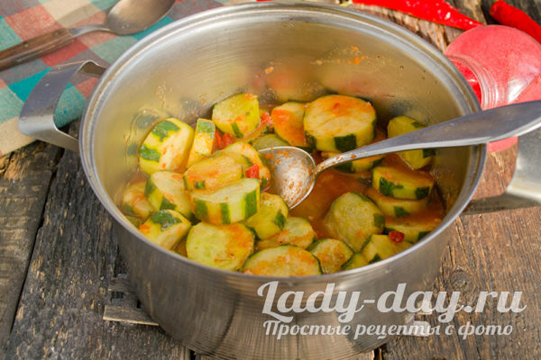 Огурцы с кетчупом чили