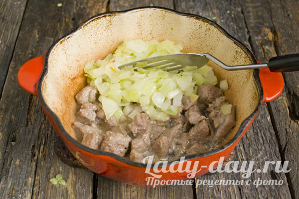 Обжарить мясо, добавить лук