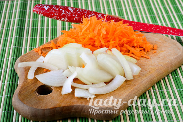 Нарезать морковь и лук
