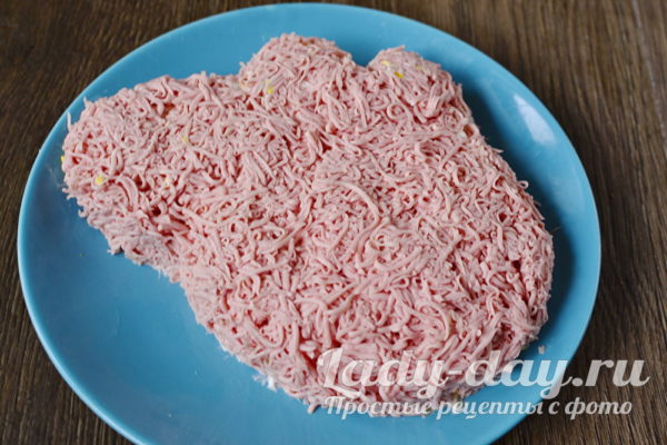 Натереть колбаску