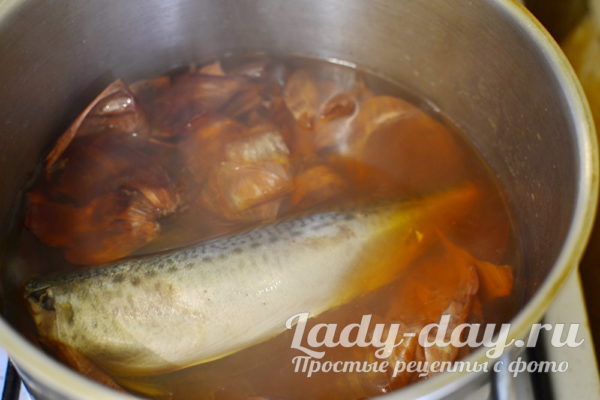 Варим скумбрию в луковой шелухе