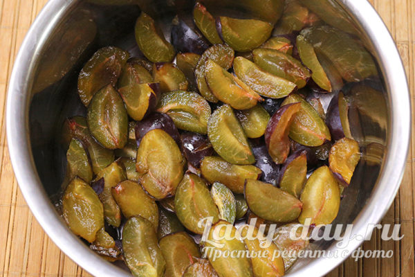 Нарезать сливы, вынуть косточки