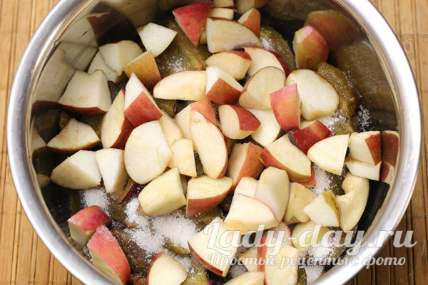 Пересыпать сахаром, сверху яблоки