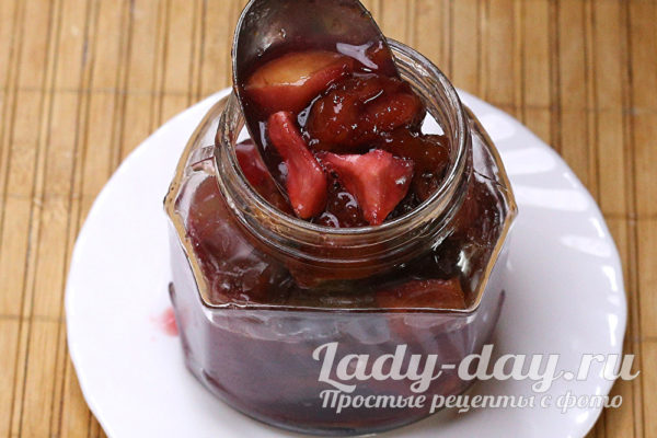 Разложить варенье по банкам