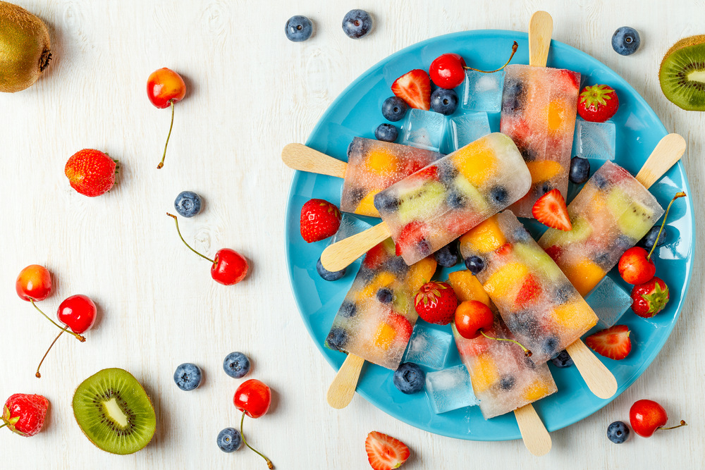 Мороженое из замороженных фруктов и ягод в лимонаде