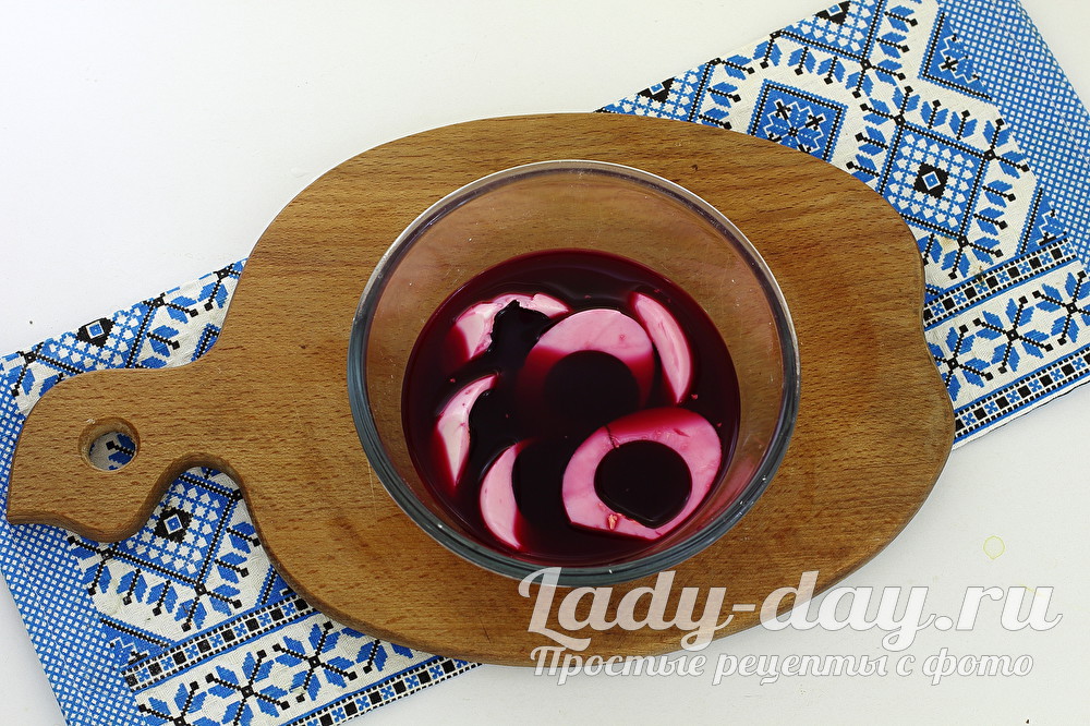 яйца в соке свеклы