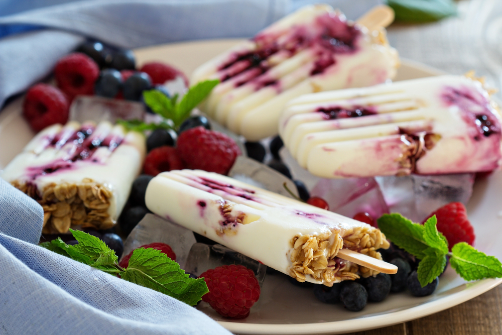 Мороженое из йогурта, мюсли и ягод