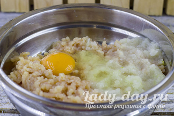 добавить яйцо