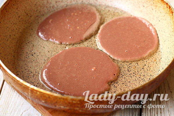 налить тесто на сковороду