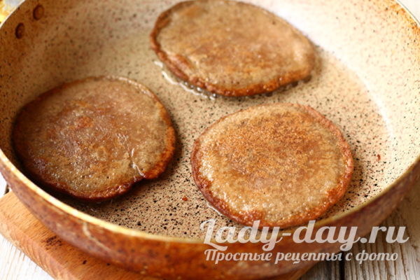 перевернуть оладьи