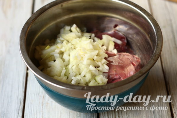 лук и печень сложить в миску
