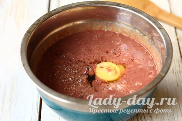 добавить яйцо