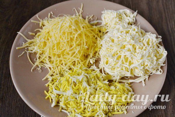 яйца, сыр и плавленый сырок натереть