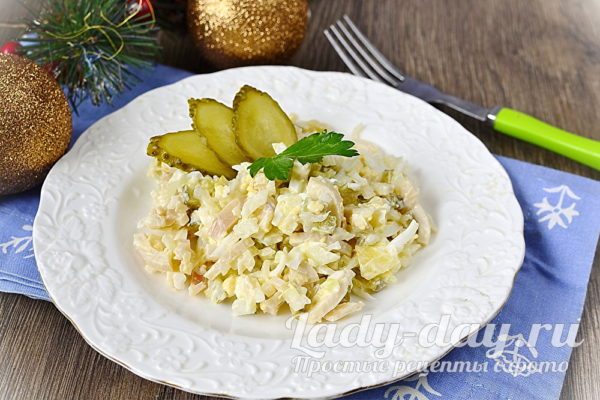 салат с солеными огурцами и кальмаром