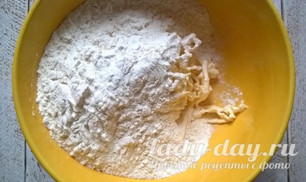 добавить муку