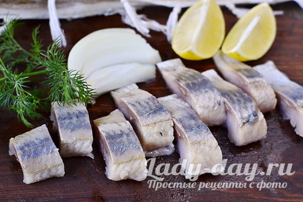 подаем соленую сельдь