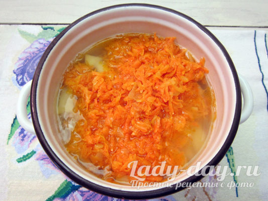 лук с морковью добавить к картошке