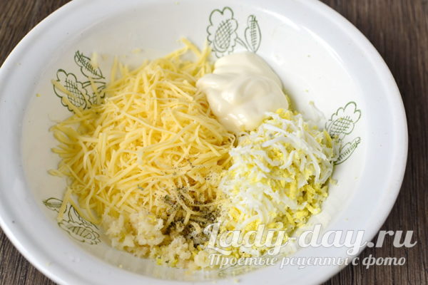 яйцо, сыр и чеснок, добавить майонез