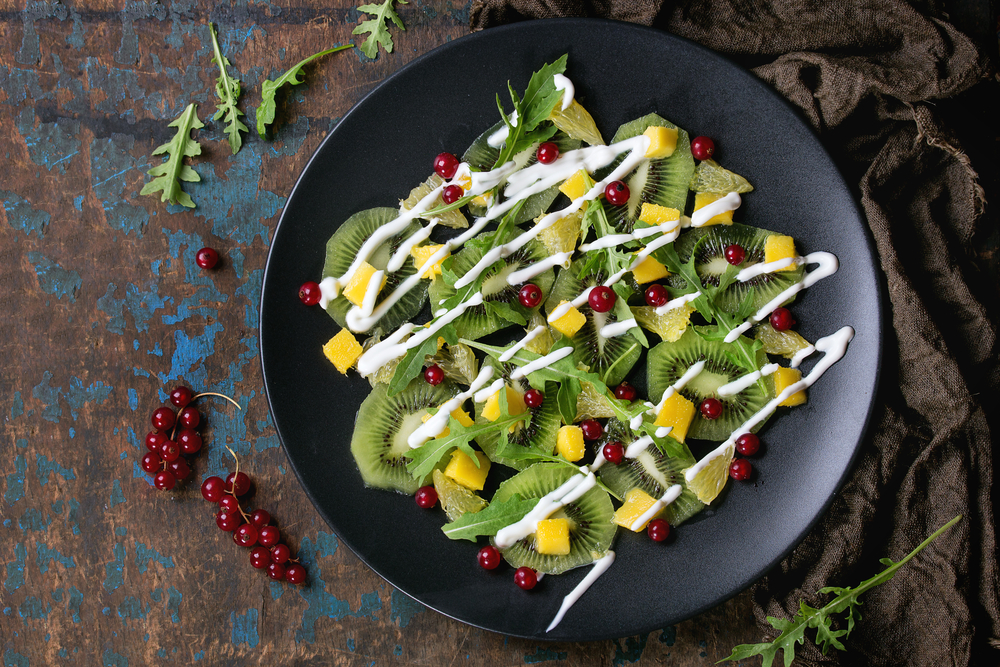 Фруктовый салат с красной смородиной и рукколой