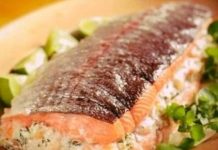 Горбуша, фаршированная сыром и грибами