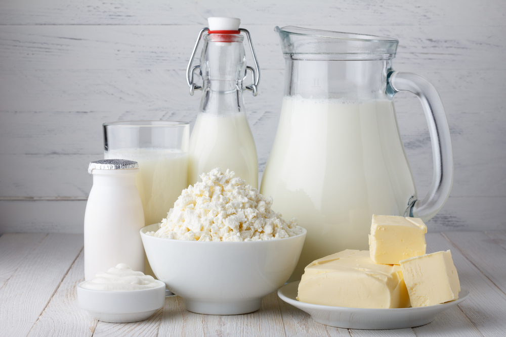 Молочные продукты: молоко, кефир, йогурт, сливочное масло, творог, сметана, простокваша