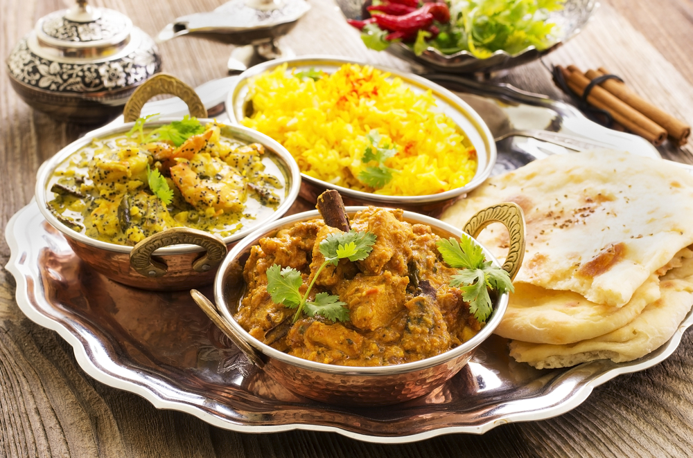 Индийские блюда из морепродуктов, мяса и риса, хлебная лепешка