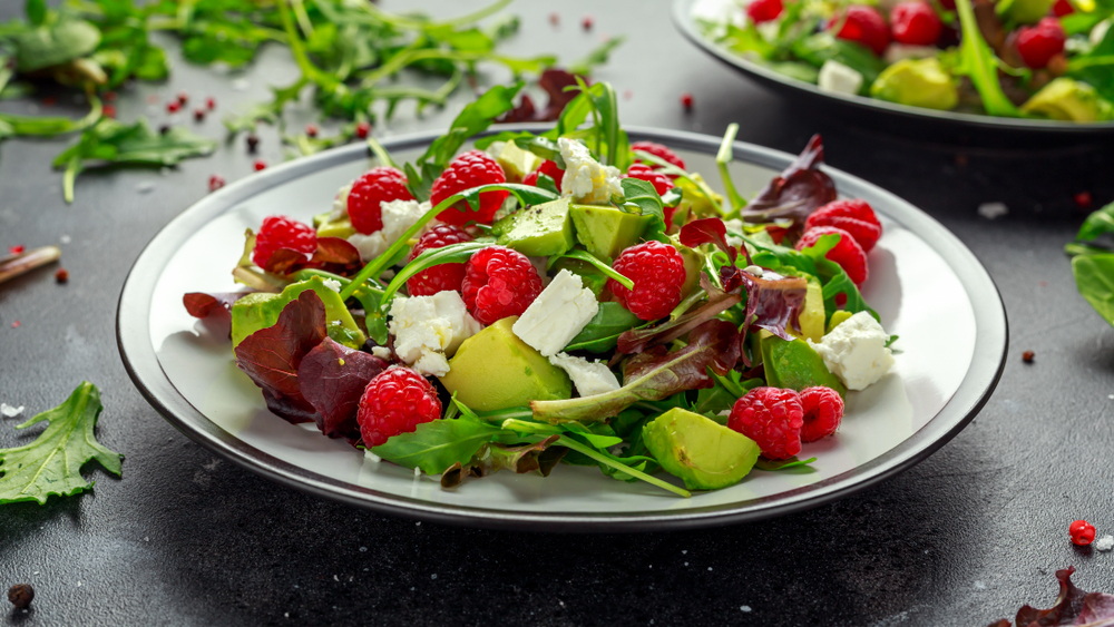 Свежий салат с малиной, авокадо и сыром фета