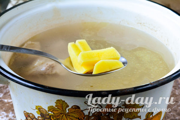 положить картошку