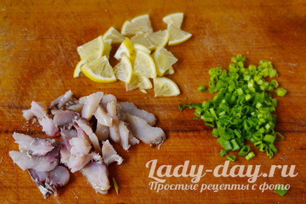 нарезать лук, лимон и рыбу