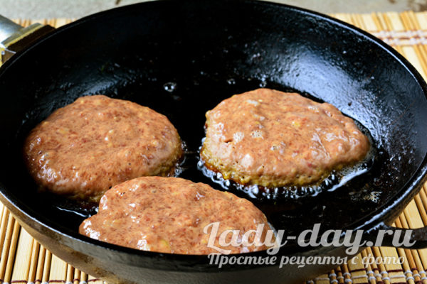 жарим котлеты