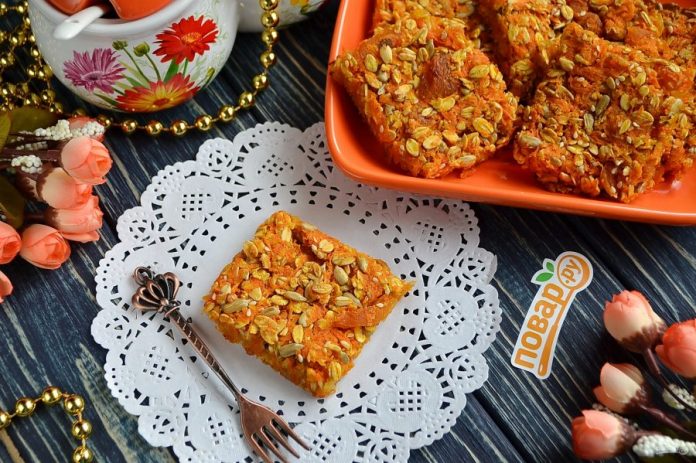 morkovnie_kvadratiki_s_kuragoi_semechkami_i_ovsyanimi_hlopyami-491404