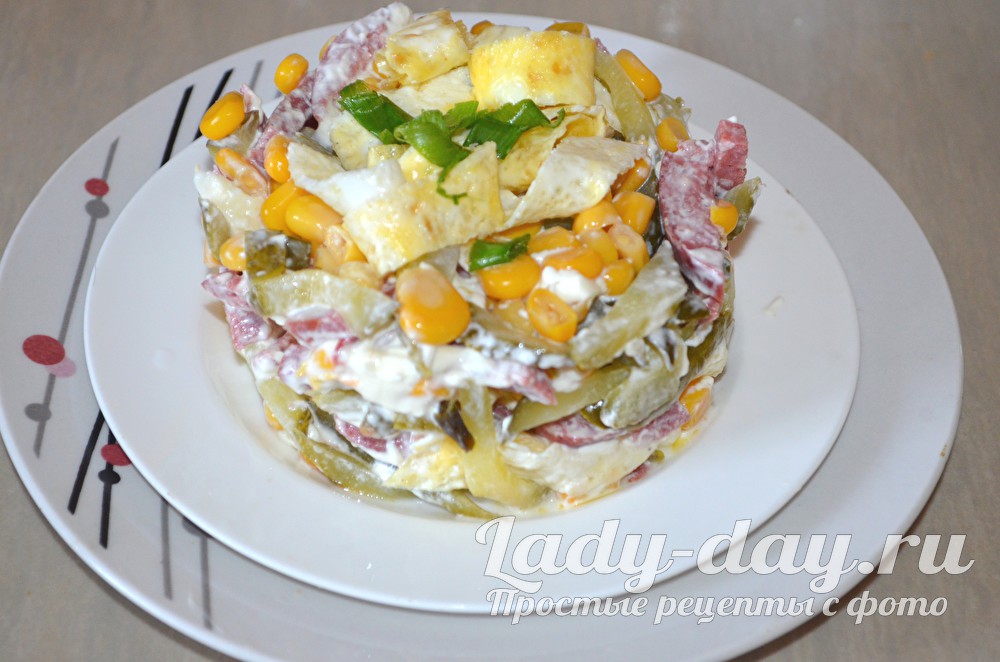 салат с яичными блинами и копченой колбасой рецепт с фото