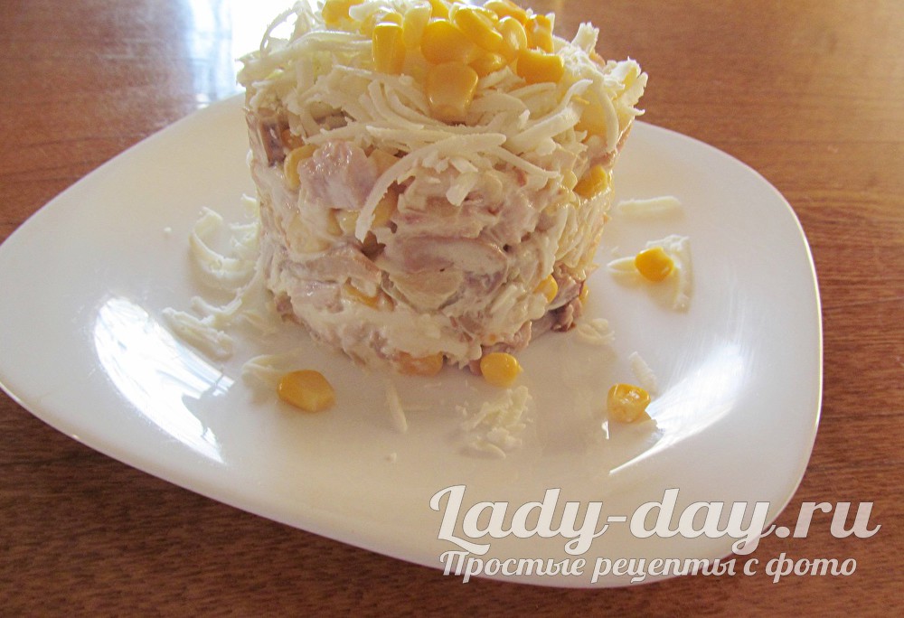 Салат с ананасами и курицей