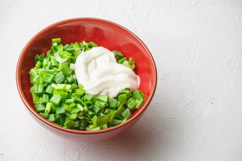 Салат из зеленого лука и сметаны
