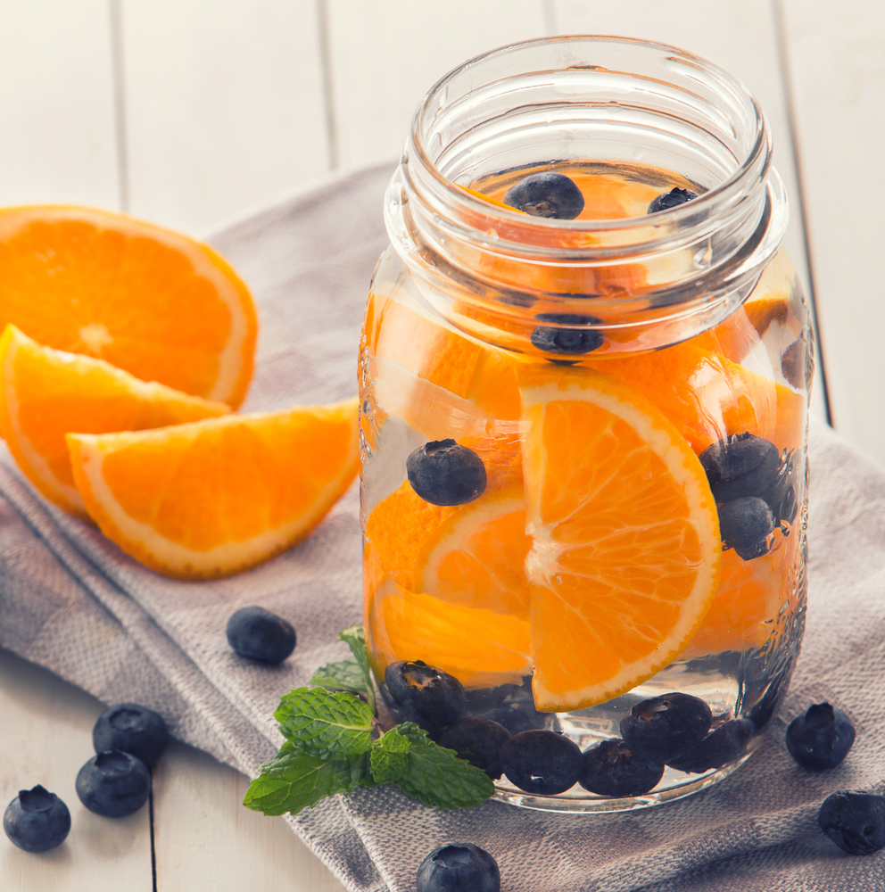 Освежающая воды с апельсинами и черникой