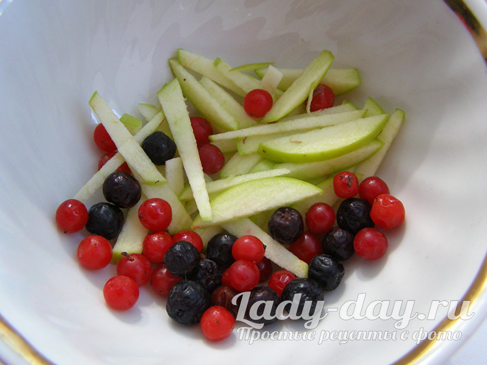 ягоды и яблоко