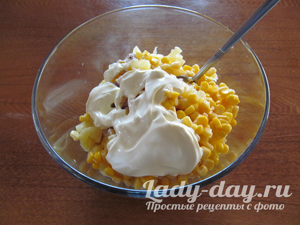 смешать салат