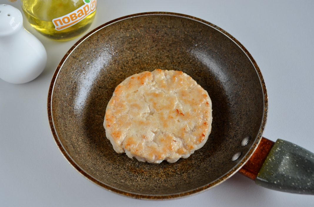 Котлета из фарша для картофельного сэндвича