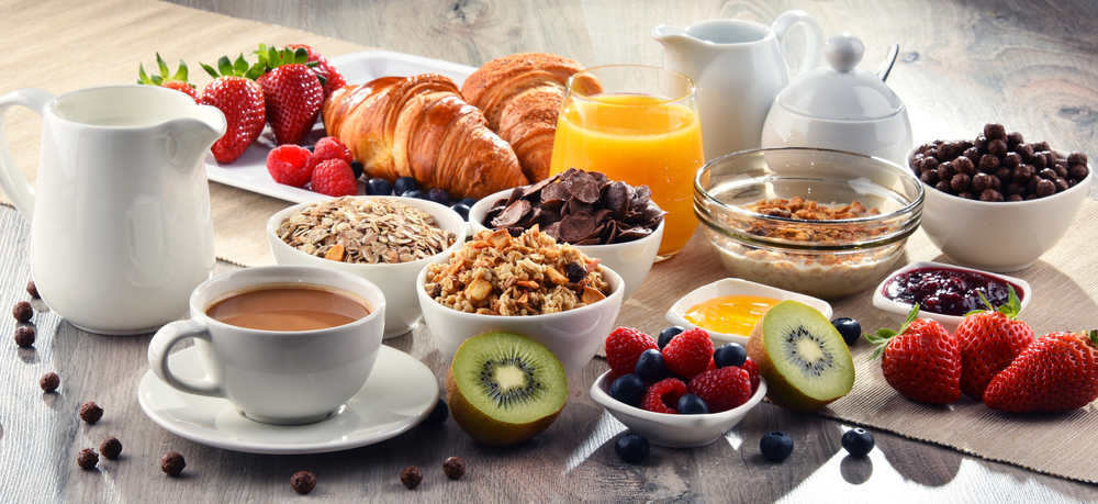 Завтрак: ягоды, круассаны, хлопья, овсянка, чай, кофе, молоко