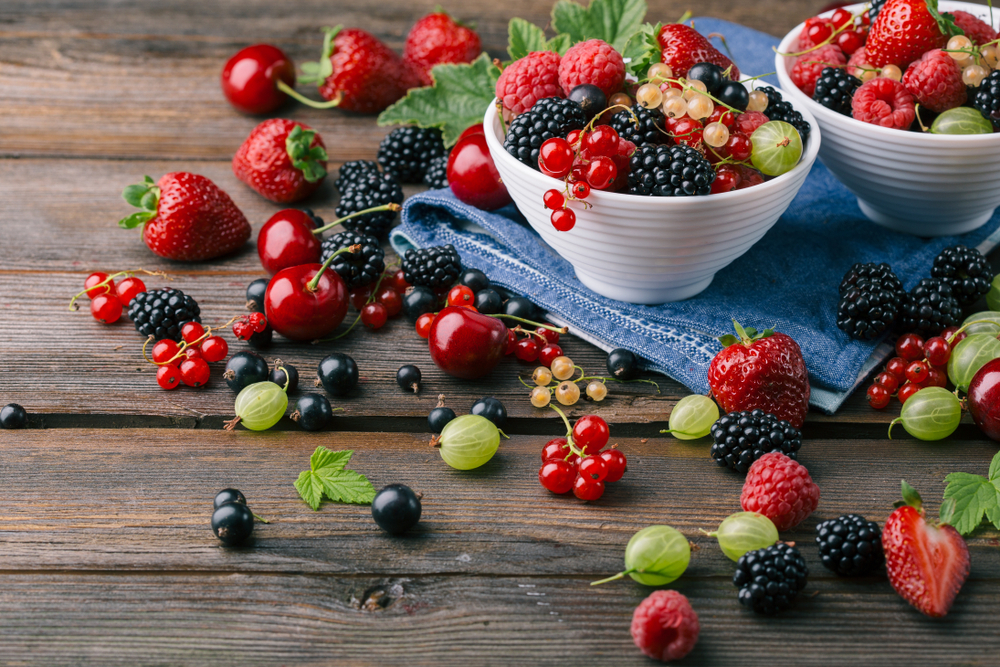 Полезные ягоды: малина, ежевика, крыжовник, смородина, вишня и клубника