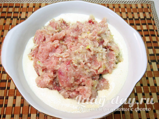 положить фарш