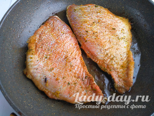окунь на сковороде