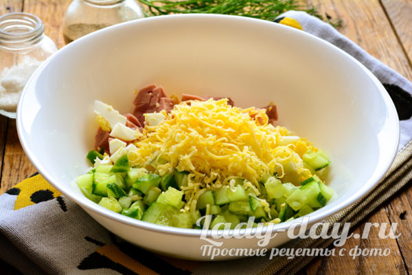 положить сыр