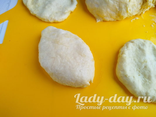 слепить пирожки