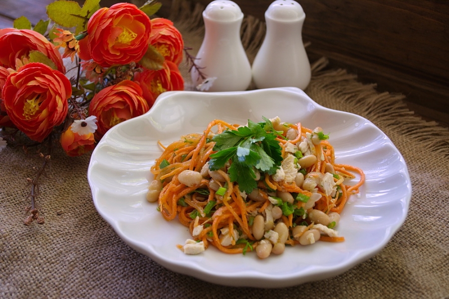 Салат с корейской морковью, курицей и консервированными шампиньонами