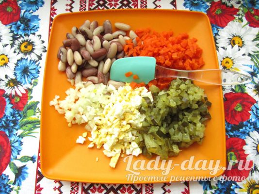 выложить на тарелку