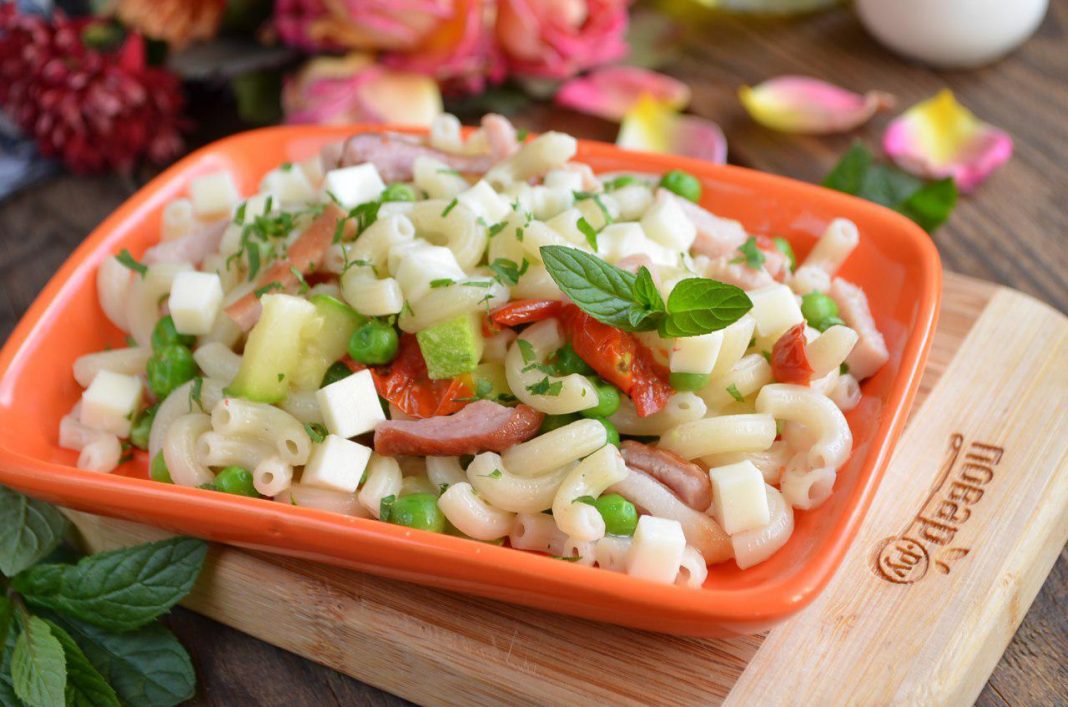 Макароны с цукини, козьим сыром и зеленым горошком