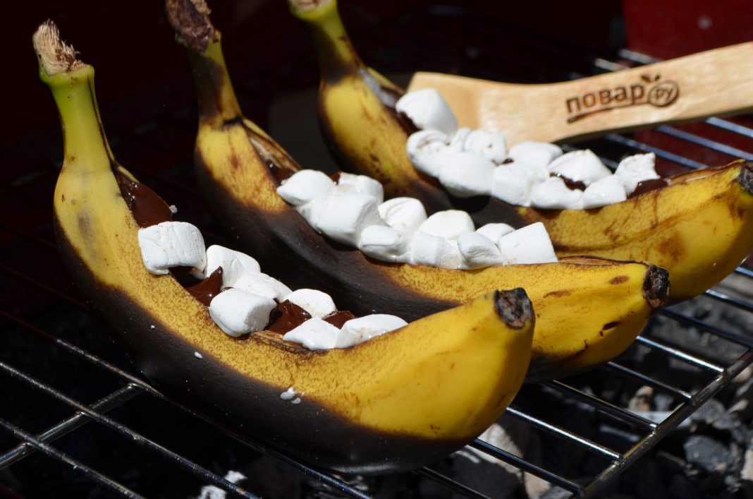 Запеченные на гриле бананы с шоколадом и зефирками