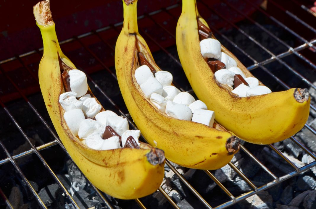 Запеченные бананы, шаг 3: запекайте бананы на гриле 10-15 минут 