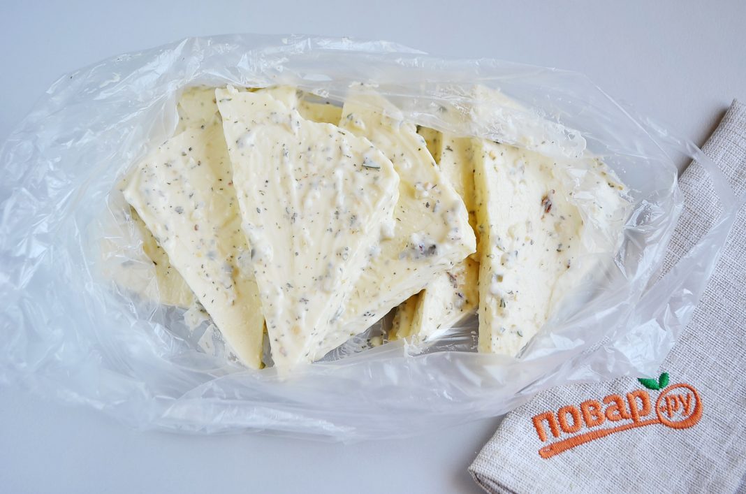 Сыр на мангале, шаг 2: маринуем сыр с чесноком, травами и соусом в пакете 